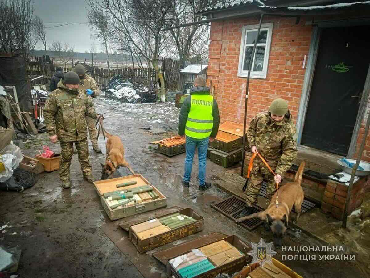 «Спецназ нервово курить»: у селі під Сумами 26-річний «колекціонер» зібрав арсенал, якого вистачило б на маленьку війну