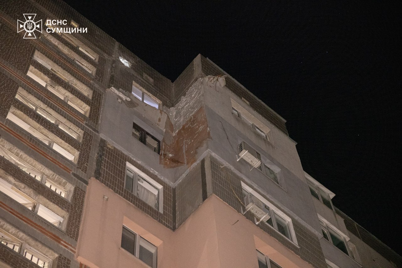 Рятувальники показали відео з місця влучання безпілотника по багатоповерхівці в Сумах