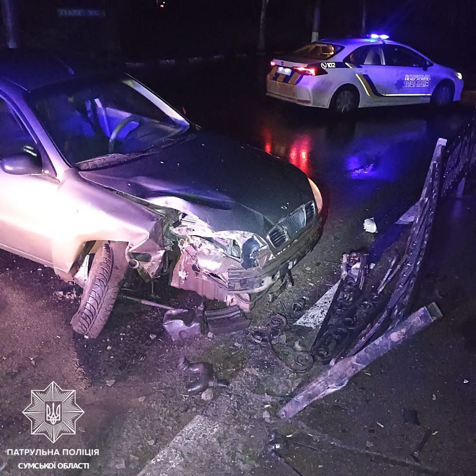 У центрі Сум п’яний водій зніс огорожу