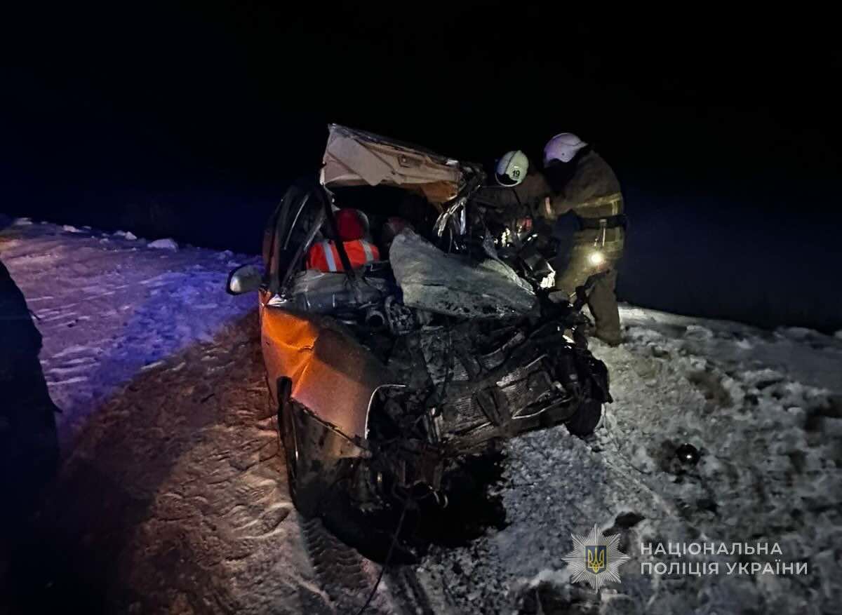 Фатальний виїзд на зустрічну: у Конотопському районі легковик влетів у вантажівку — водій загинув миттєво