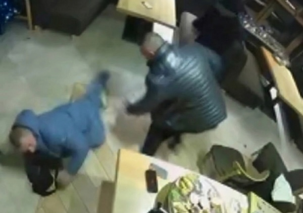 Добивали ногами та різали склом: у мережу злили нове відео звірячого побиття військового сумським обласним депутатом та його сином-мажором
