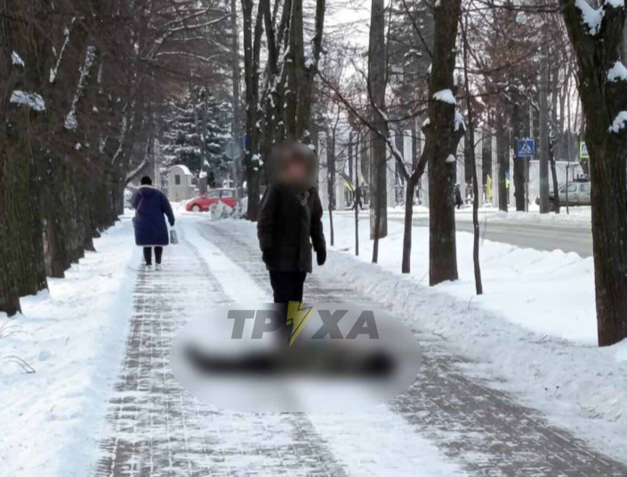 Жахлива знахідка біля кладовища в Сумах: на тротуарі — тіло чоловіка