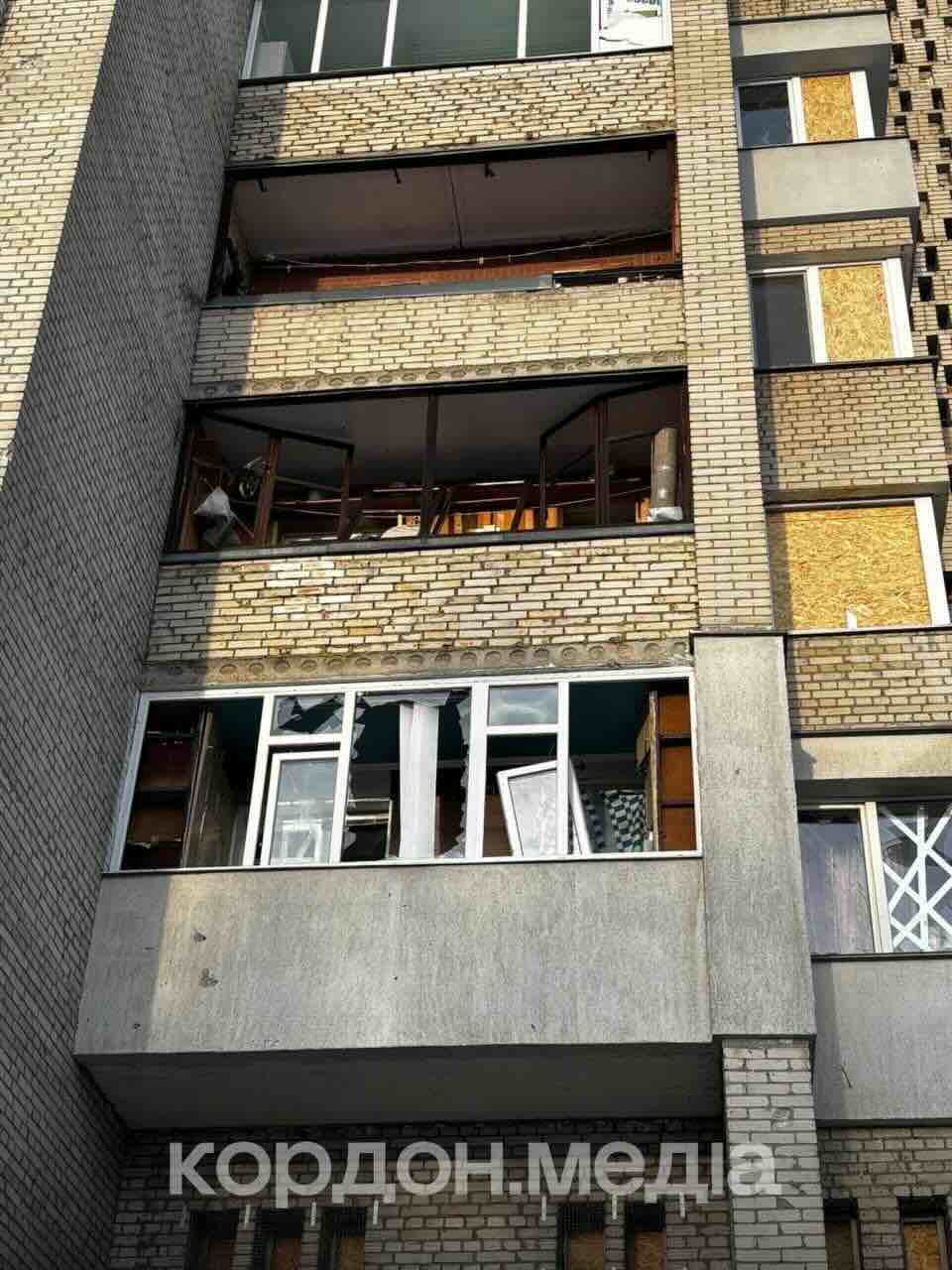 Вибух серед ночі в Сумах: дрон влучив біля багатоповерхівки — десятки вибитих вікон і пошкоджені авто