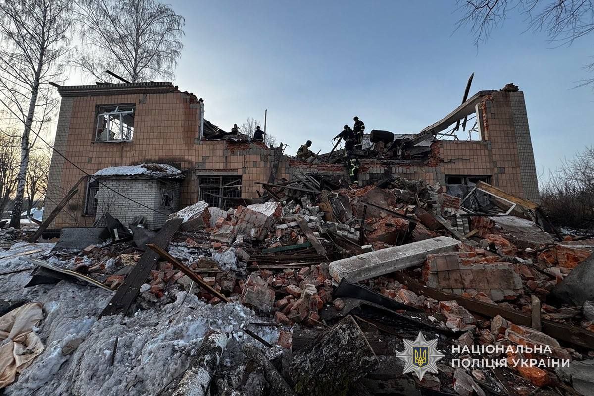 Рятувальники показали аварійно-пошукові роботи після ударів по агрофірмі у Ямпільській громаді