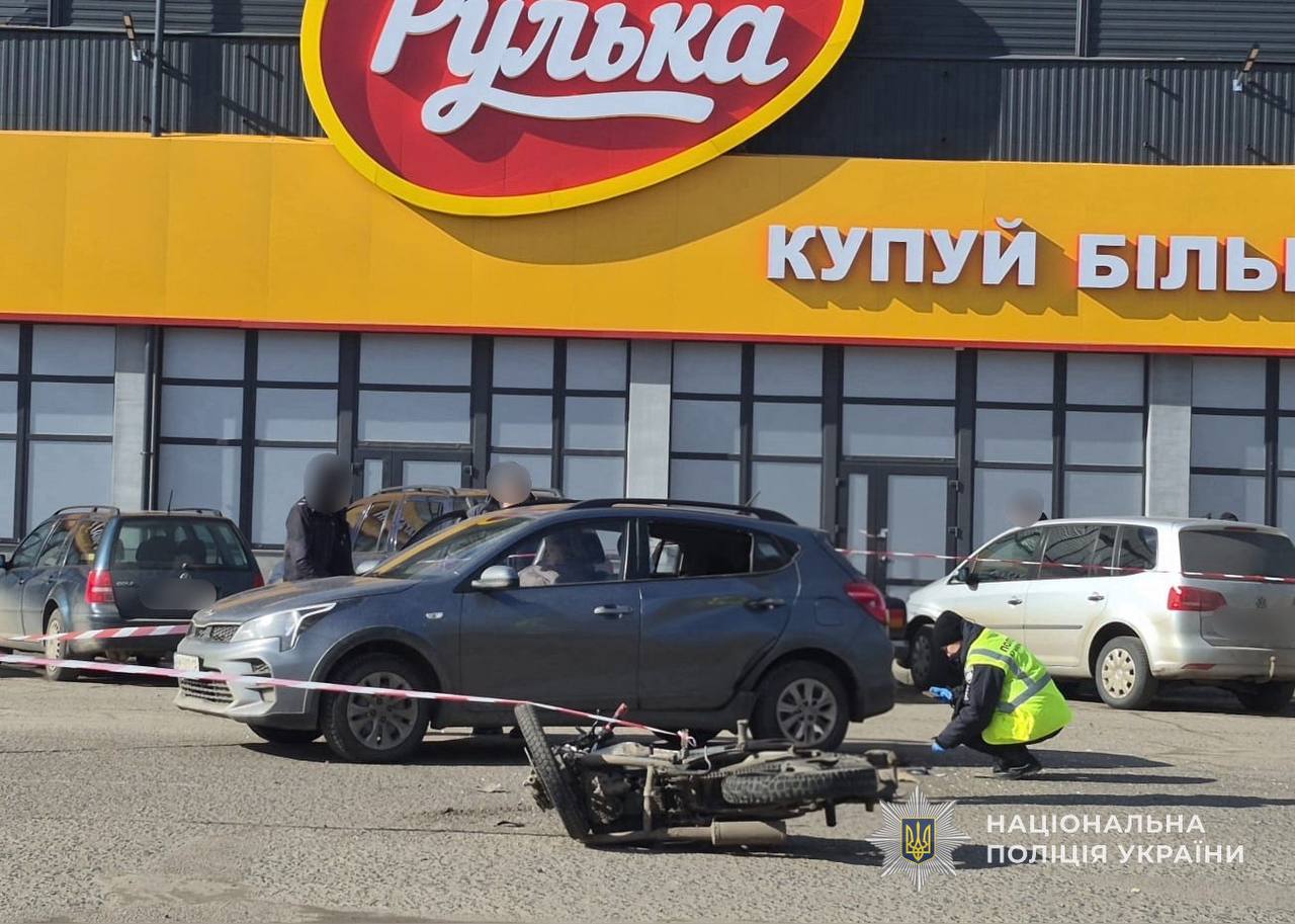 В Охтирці мотоцикл зіткнувся з автівкою: є поранений