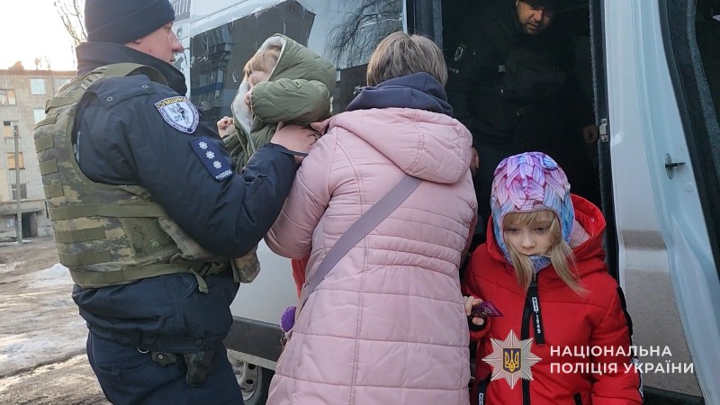 Із прикордонної Зноб-Новгородської громади евакуювали жінку з двома дітьми