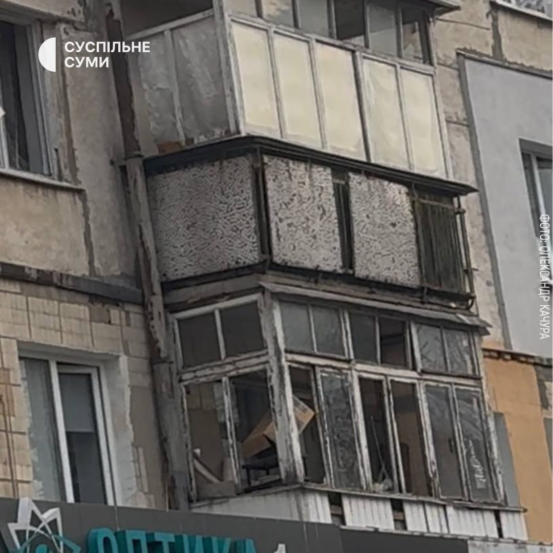 У центрі Конотопа через російську атаку пошкоджені багатоповерхівки