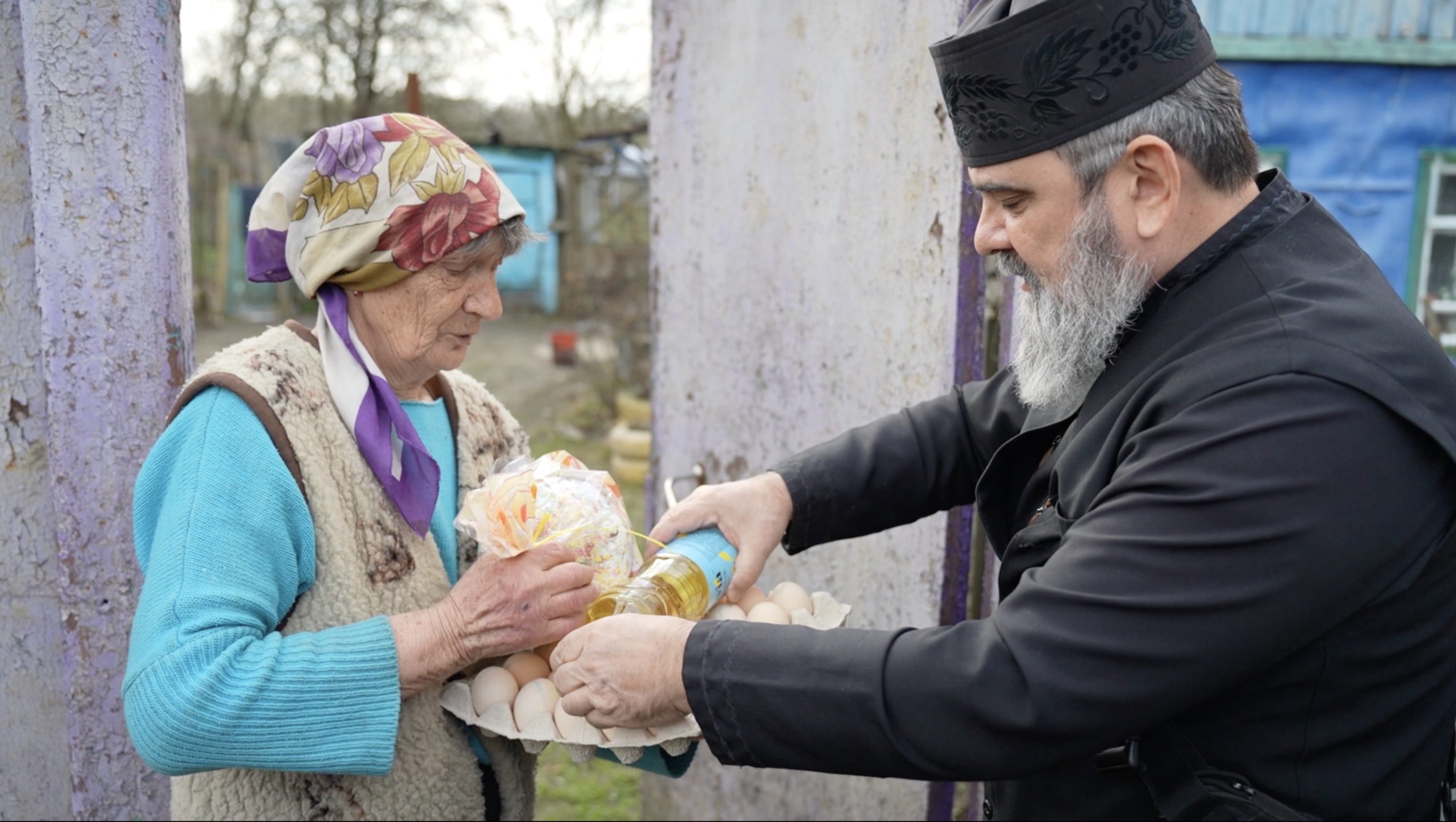 Великодні подарунки під дронами: як волонтер допомагає людям у селі Зелений Гай