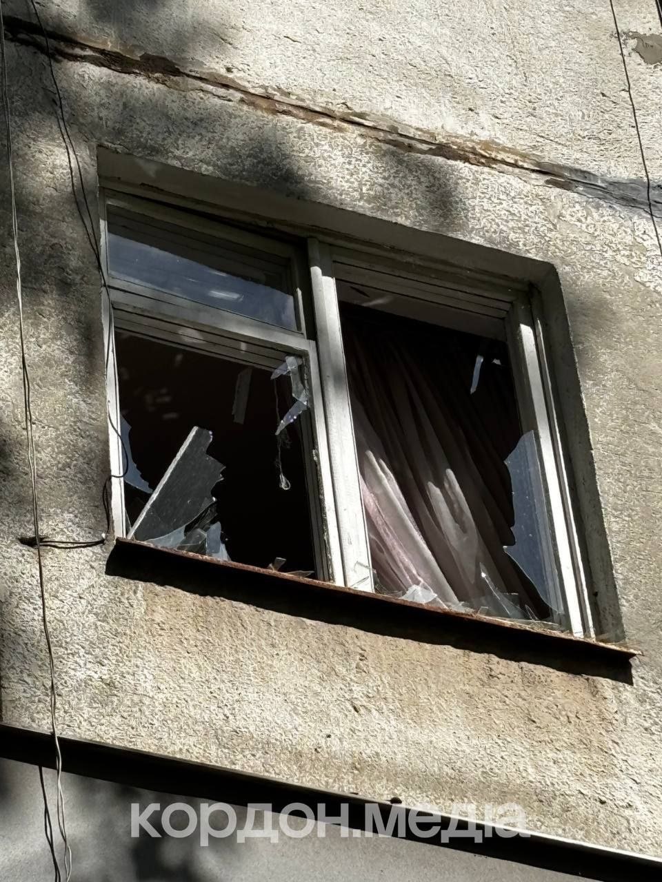 З’явилися фото наслідків влучання російського БпЛА в Сумах