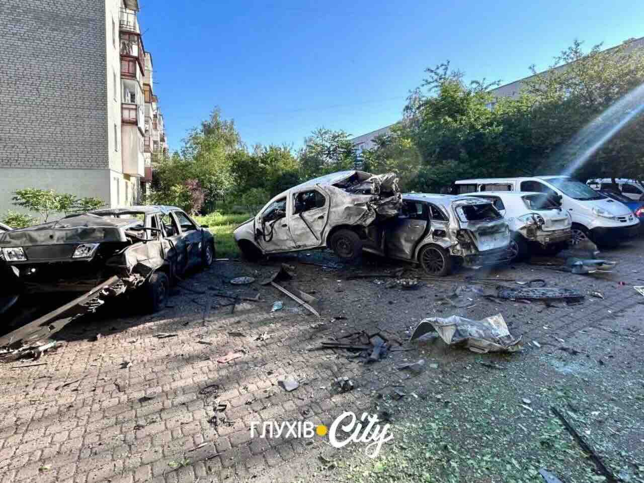 Дрон вдарив біля багатоповерхівки у Глухові: пошкоджені авто, у будинках вибило вікна