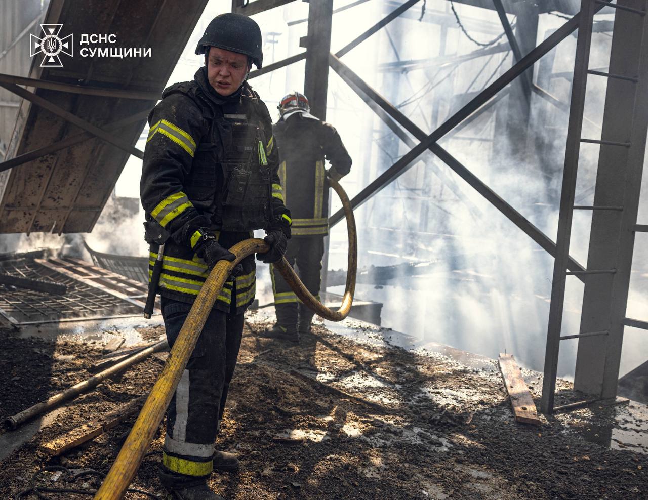 Рятувальники ліквідували пожежі на місцях ворожих прильотів у Сумах (фото)
