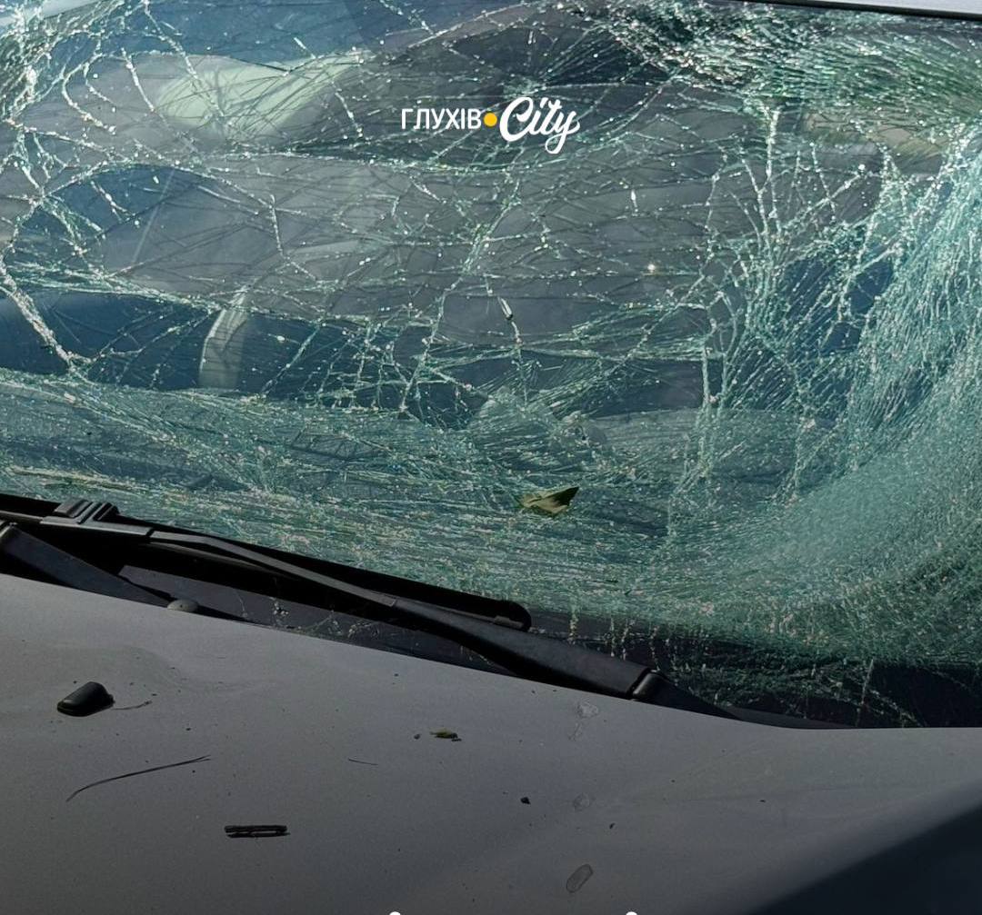 У Глухові безпілотник влучив у дорогу перед автівкою: є поранений