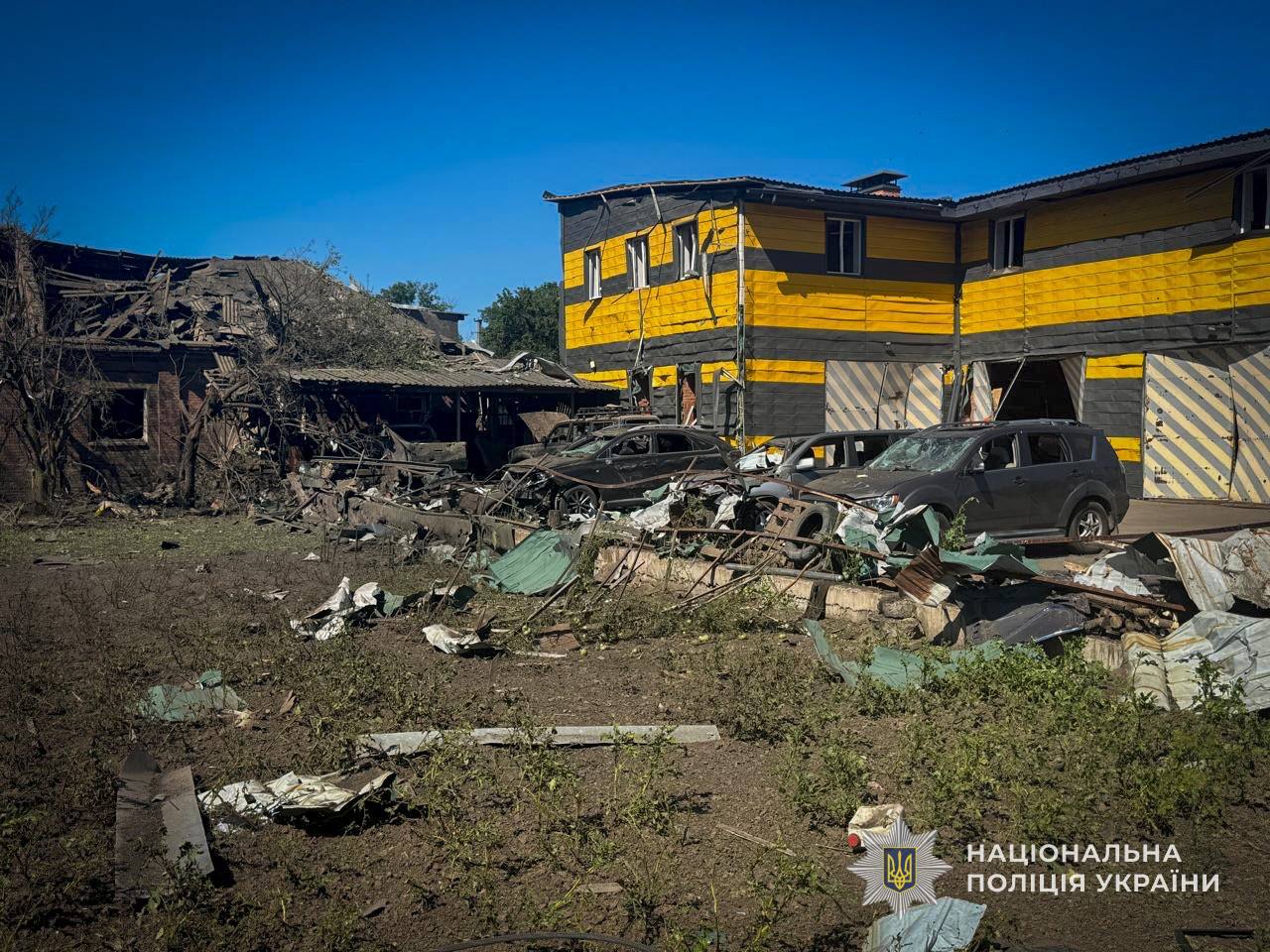 Один загиблий, троє поранених: поліція документує наслідки ворожого авіаудару по Сумах