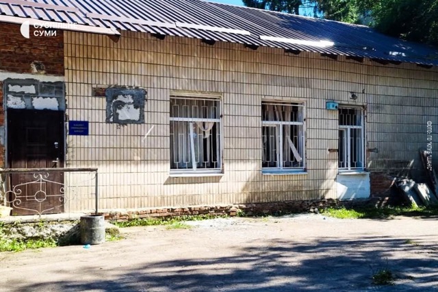 У Сумах російські КАБи пошкодили унікальний кабінет допомоги людям із наркозалежністю