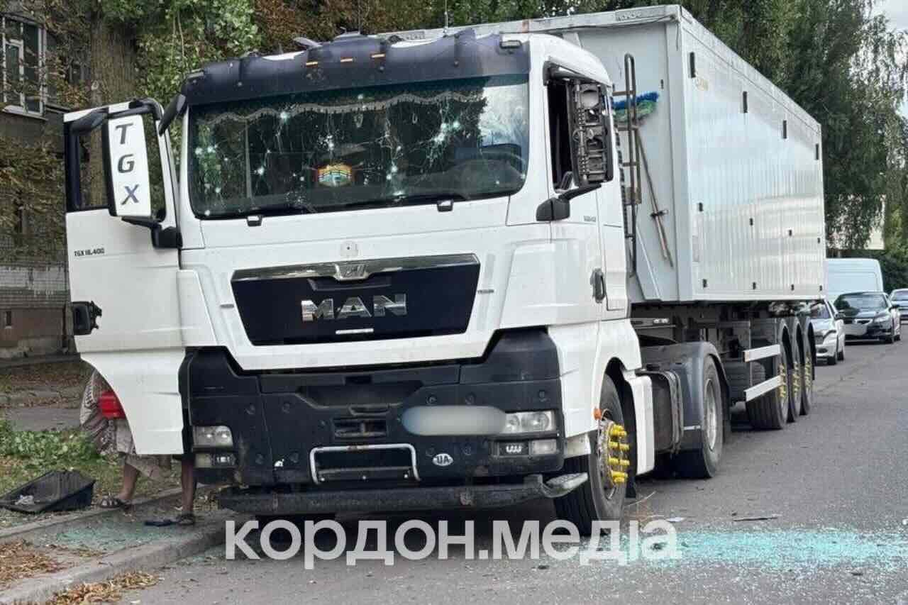 Російська «Молнія» вдарила по вантажівці в Сумах: поруч у будинку повибивало вікна