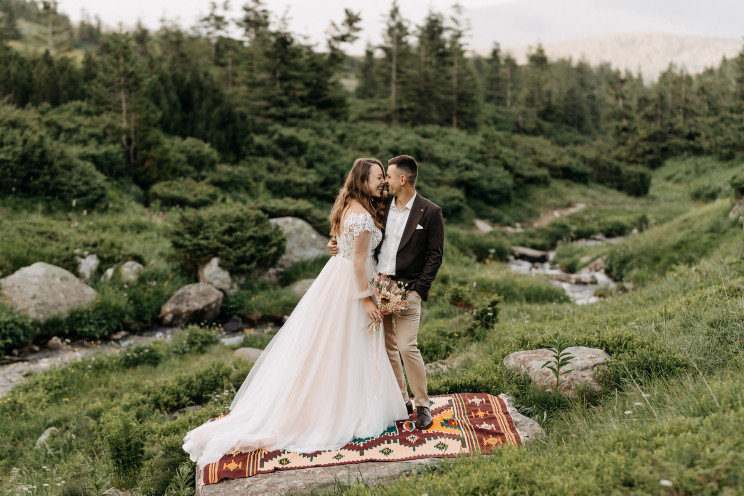 Почему в Украине принято после свадьбы брать фамилию мужа: история традиции