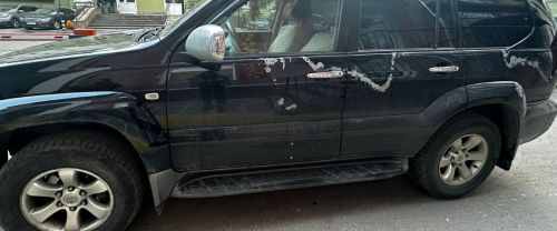 У Тернополі чоловік був незадоволений припаркованими у дворі авто та пошкодив машини (фото, відео)