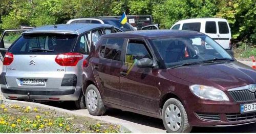 Одна машина в дереві, інші зіткнулися на дорозі: у Тернополі на Тарнавського масова автотроща (фото)