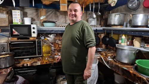 Кухарі з Тернопільщини та Рівненщини тримають кулінарний фронт у бліндажі 82-го батальйону (фото, відео)