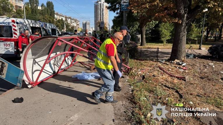 Смертельна ДТП у Києві: 23-річний водій Volkswagen вилетів на зупинку, загинули дві жінки (Фото)
