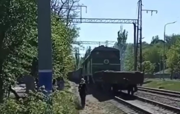 Торують залізницю до Донецька: Окупанти запустили з порту Маріуполя до Волновахи перший поїзд (відео)
