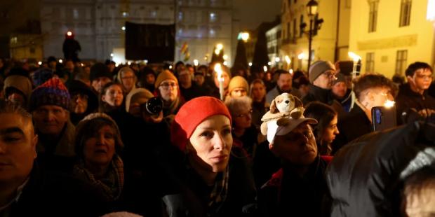 Дитину били ногами по голові: Десятки тисяч угорців вийшли на протести проти Орбана (фото)