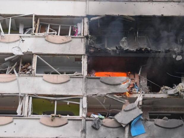 Під завалами можуть бути люди: Росіяни вдарили по житлових будинках у Запоріжжі, багато поранених (фото, відео)