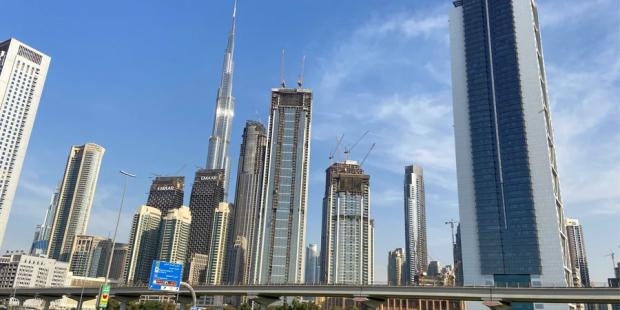 Авіакомпанії скасовують рейси: У Дубаї та Абу-Дабі прогриміли вибухи, є жертва