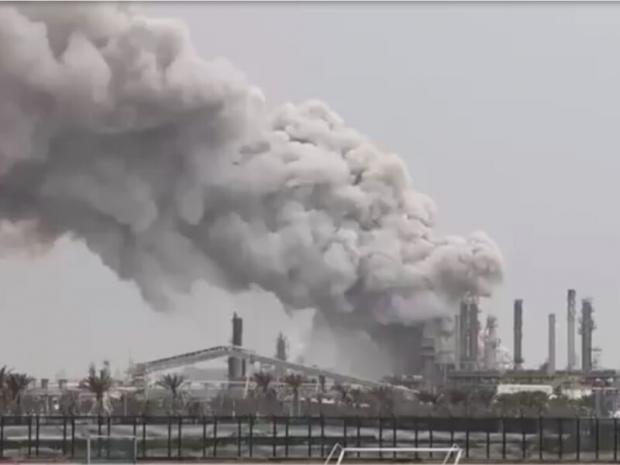Дим оточував весь комплекс: Іран атакував найбільший НПЗ Бахрейну (відео)