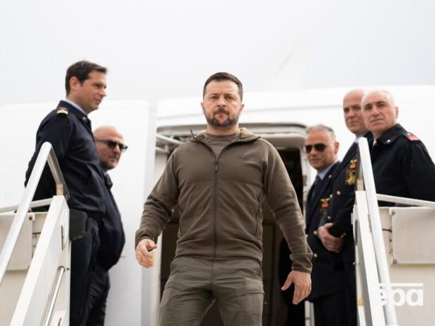 Зеленський прилетів у Лондон і показався разом із Залужним (відео)