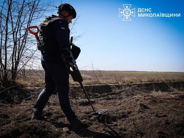 "Росіяни дистанційно мінують дороги в Україні на 15–20 км углиб": Міноборони попередило про небезпеку