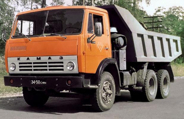 Кінець все ближче: Російські автогіганти тріщать по швах: КАМАЗ скоротив робочий тиждень, АвтоВАЗ зупинив конвеєр