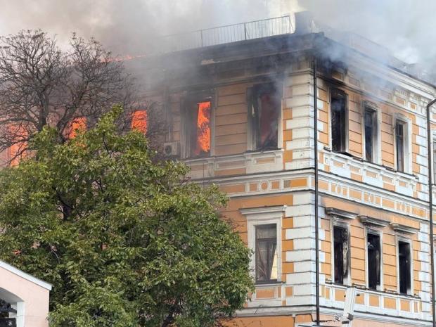 Повітряний удар по НАН України у Києві: Люди випринують у вікна з охопленої вогнем будівлі: Є загибла та постраждалі (відео)