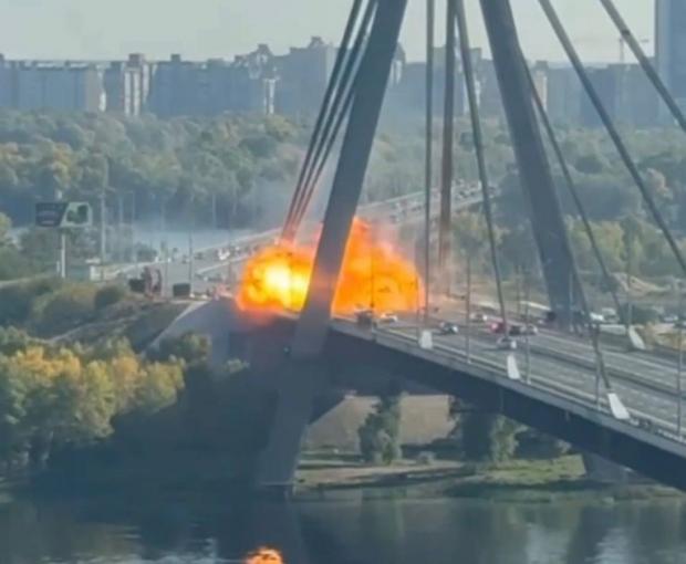 Росіяни знов ударили по Північному мосту Києва: На місці влучання утворилася величезна діра (відео). Змінено маршрути громадського транспорту