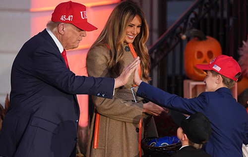 Трамп із першою леді на тлі шатдауну влаштували Геловін-вечірку в Білому домі: у США обурилися. ФОТО