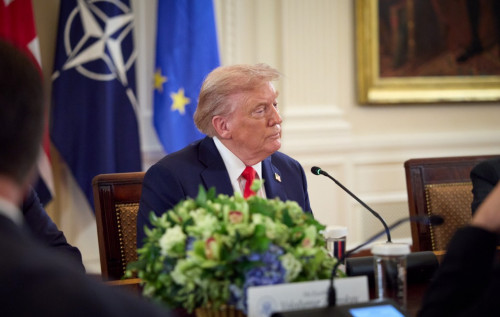 План Трампа, ймовірно, провалиться, але досягнення миру в Україні може стати можливим у 2026 році – Bloomberg