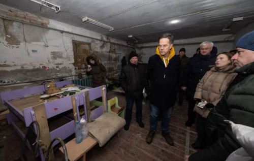 Рютте відвідав Чернігівщину: йому показали підвал, де окупанти місяць тримали ціле село