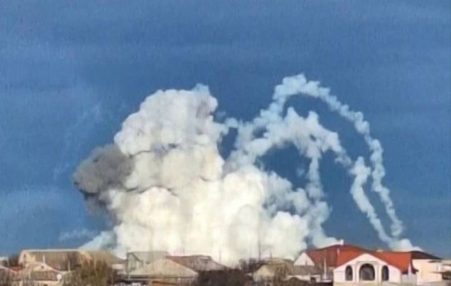 У Криму після нічних вибухів спалахнули військовий аеродром і поромний термінал