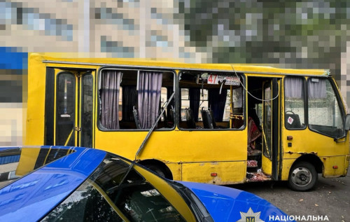 "Росіяни давно перейшли межу вседозволеності. Тиск на агресора потрібен": Зеленський відреагував на атаку на маршрутку в Херсоні. ФОТО
