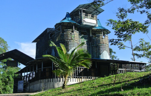 У Канаді чоловік створив чотириповерховий замок із 40 000 пластикових пляшок. ВІДЕО