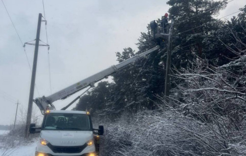 На Київщині перекрили дороги через відключення світла. В ОВА відповіли, що це не допоможе
