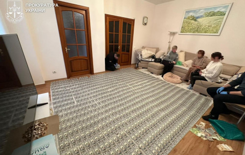 Майже мільйон гривень, сотні тисяч доларів і ювелірка: у Вінниці лікарки викриті на незаконному оформленні інвалідності