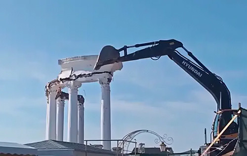 Росіяни знесли знамениту споруду в Криму. ВІДЕО