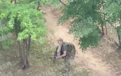Невідомий у військовій формі стріляв з автомата у житловому районі Харкова: відео
