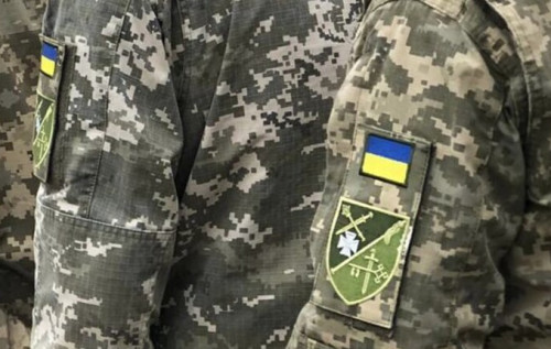 На Прикарпатті чоловік під час перевірки документів вдарив ножем двох військових ТЦК та втік