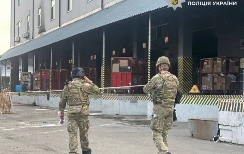 У Києві на поштовому терміналі на Оболоні стався вибух: є загиблий та поранені