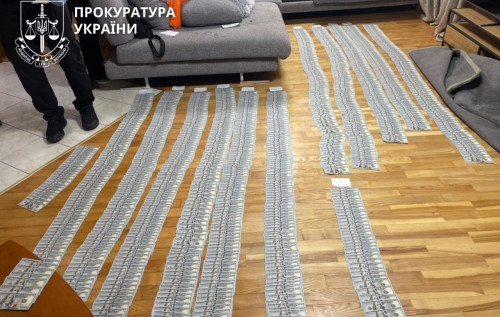 Хабар у $12 тисяч та імпланти в здоровий хребет заради "непридатності": у Дніпрі правоохоронці викрили медпрацівницю. ФОТО