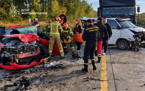 На Житомирщині в ДТП понівечено чотири авто, госпіталізовано шістьох осіб, зокрема трьох дітей