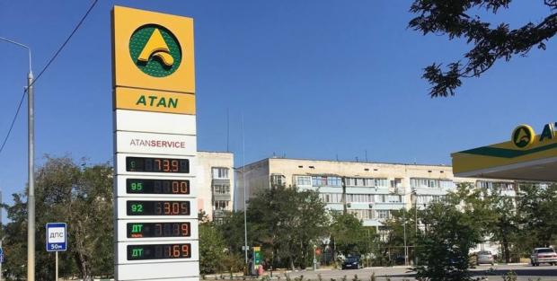 Зливають просто на вулицях: У Криму почали красти бензин з автівок через паливну кризу