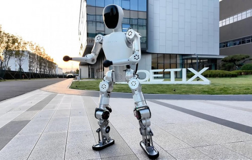 Маленькі роботи-гуманоїди за ціною смартфона викликали фурор у Китаї. ВІДЕО